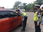 aparat-gabungan-razia-mereka-yang-nekat-mudik-lebaran_20210506_142600.jpg