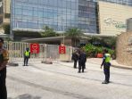 aparat-keamanan-menjaga-ketat-hotel-raffles-di-kawasan-mega-kuningan_20170303_130408.jpg