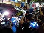aparat-polsek-panakkukang-makassar-mengevakuasi-korban-pembunuhan.jpg