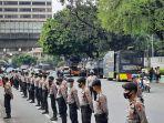 aparat-siaga-massa-demo-kedubes-nih3.jpg