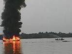 api-melalap-kapal-pengangkut-bbm-di-parit-4-tembilahan_20151204_073206.jpg