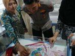 apolres-lumajang-akbp-adewira-negara-siregar-menengok-bayi.jpg