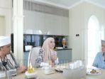 april-jasmine-cerita-perjalanan-cintanya-dengan-ustaz-solmed.jpg