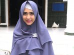 april-jasmine-hadiri-wakaf-al-quran-emas-zaskia-sungkar_20160113_082401.jpg