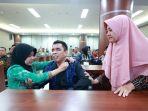 aqiella-nadya-peluk-ayahnya-ipda-ahmad-nurhadi-lulus-seleksi-bintara-polri-2024-korban-bom-surabaya.jpg
