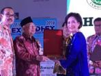 aqua-dapat-penghargaan-dari-hahal-award-2016-dari-mui_20161022_160810.jpg