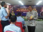 aqua-dwipayana-saat-sesi-tanya-jawab-dengan-para-pegawai-ditjen-imigrasi.jpg