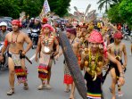 arak-arakan-display-budaya-warga-dayak_20150522_163459.jpg