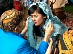 ardina-rasti-ketika-memohon-restu-kepada-sang-ayah_20180119_171555.jpg
