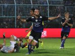 arema-bantai-persegres-dalam-pembukaan-piala-jenderal-sudirman_20151110_225600.jpg