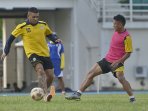 arema-cronus-uji-coba-lapangan_20160110_200200.jpg