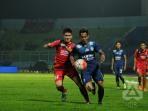 arema-cronus-vs-semen-padang_20160702_050126.jpg