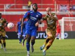 arema-fc-imbangi-dewa-united-di-stadion-soepriadi-blitar_20240812_210212.jpg
