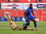 arema-fc-imbangi-dewa-united-di-stadion-soepriadi-blitar_20240812_210217.jpg