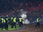 arema-fc-kalah-dari-persebaya-aremania-ricuh_20221001_225227.jpg