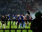 arema-fc-kalah-dari-persebaya-aremania-ricuh_20221001_225327.jpg