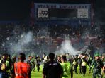 arema-fc-kalah-dari-persebaya-aremania-ricuh_20221001_225505.jpg