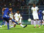 arema-fc-kalahkan-barito-putra_20190304_235338.jpg