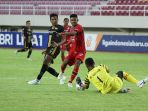 arema-fc-kalahkan-dewa-united-2-0_20221207_192159.jpg