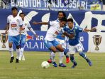 arema-fc-sukses-tahan-persib-di-kandangnya_20190219_190750.jpg