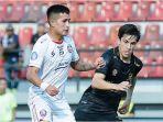 arema-fc-vs-madura-united-ariel-lucero-dan-francisco-rivera.jpg