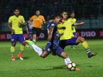 arema-fc-vs-persegres-gu-di-laga-liga-1-indonesia_20171026_160258.jpg