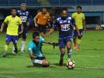 arema-fc-vs-persegres-gu-di-laga-liga-1-indonesia_20171026_160455.jpg