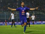 arema-fc-vs-persela-di-laga-piala-gubernur-jatim_20200214_093203.jpg