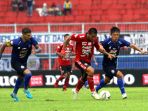 arema-kalahkan-bali-united-3-2_20191216_214401.jpg