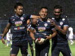 arema-kalahkan-persib_20150813_020306.jpg