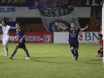 arema-kandaskan-surabaya-united_20151219_225627.jpg