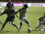 arema-kandaskan-surabaya-united_20151219_231559.jpg