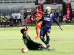 arema-sementara-ungguli-pusamania-borneo_20170312_204740.jpg
