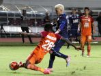 arema-sementara-ungguli-pusamania-borneo_20170312_204742.jpg