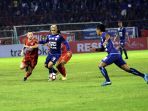 arema-tahan-imbang-psm-sampai-babak-pertama_20170510_193413.jpg