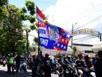 aremania-gelar-aksi-solidaritas-di-polres-malang_20221218_170419.jpg