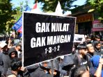 aremania-gelar-aksi-solidaritas-di-polres-malang_20221218_170715.jpg