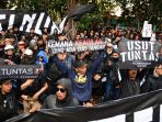 aremania-kembali-turuh-jalan-atas-tragedi-kanjuruhan_20221031_151249.jpg