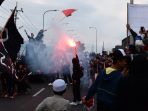 aremania-lakukan-aksi-blokade-tutup-jalan-fly-over-malang_20221211_115627.jpg