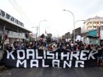 aremania-lakukan-aksi-blokade-tutup-jalan-fly-over-malang_20221211_115715.jpg