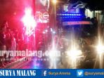 aremania-padati-jalan-singosari-malang_20170110_215737.jpg