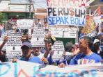 aremania-penggemar-fanatik-arema-cronus_20150415_090733.jpg