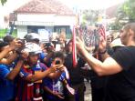 aremania-potret-trofi-bali-island-cup_20150317_184637.jpg
