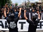 aremania-tuntut-pelanggaran-ham-berat-atas-tragedi-kanjuruhan_20221127_214752.jpg
