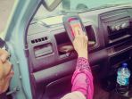 arga-sedang-menempelkan-kartu-ok-otrip_20180118_142514.jpg