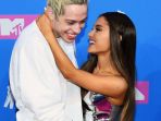 ariana-grande-dan-pete-davidson_20181018_111037.jpg