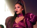 ariana-grande-dilempari-lemon-saat-konser-di-coachella-detik-detik-insiden-terekam-dalam-video.jpg