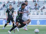 arief-catur-diego-michiels-persebaya-borneo-fc-liga-1-11.jpg