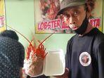 arief-rianggowo-dengan-bakso-lobsternya-yang-kondang.jpg