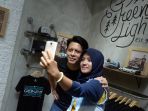 ariel-noah-swafoto-saat-visit-greenlight-store_20170924_192925.jpg